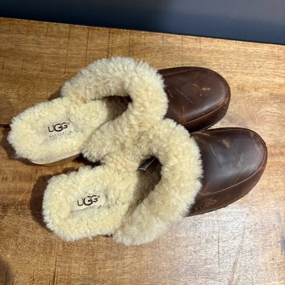 UGG Women’s Brown Wooden Shearling Lined Clogs - Picture 5 of 13